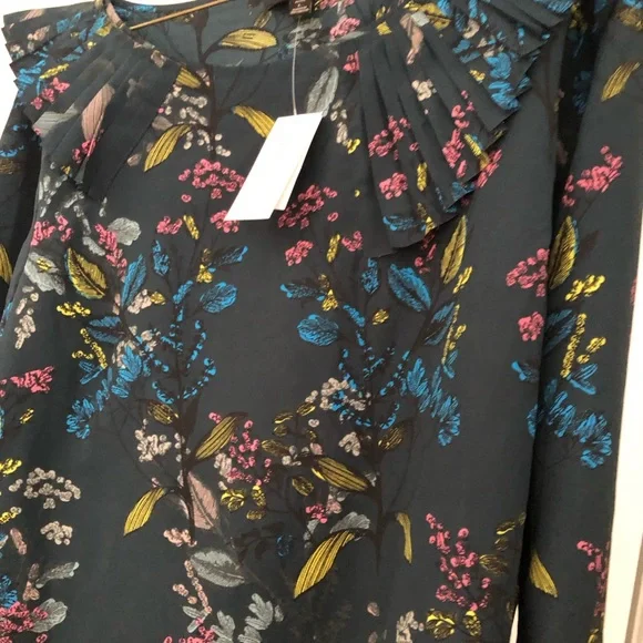 Women’s Banana Republic blouse - Picture 2 of 3